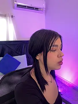Lily Woodz online show from May 2026 07:10:02 PM