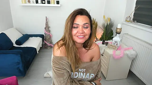 Snapshot of Aileen_Stone chatting on December 2024 06:12:01 PM Aileen Stone online show from December 2024 06:12:01 PM