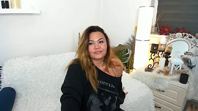 Snapshot of Aileen_Stone chatting on December 2024 04:41:01 PM Aileen Stone online show from December 2024 04:41:01 PM