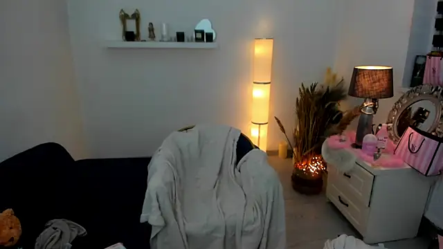 Snapshot of Aileen_Stone chatting on February 2025 08:04:02 PM Aileen Stone online show from February 2025 08:04:02 PM