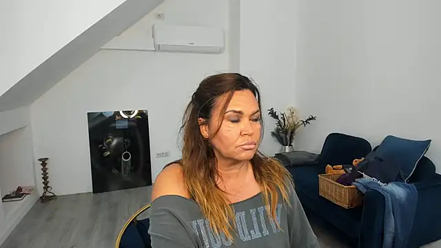 Snapshot of Aileen_Stone chatting on September 2025 02:19:01 PM Aileen Stone online show from September 2025 02:19:01 PM