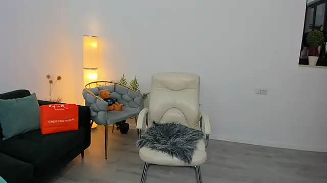 Snapshot of Aileen_Stone chatting on October 2025 03:46:01 PM Aileen Stone online show from October 2025 03:46:01 PM