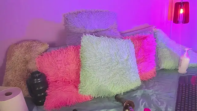 Snapshot of Little_lili19 chatting on February 2026 09:37:02 PM Little lili19 online show from February 2026 09:37:02 PM