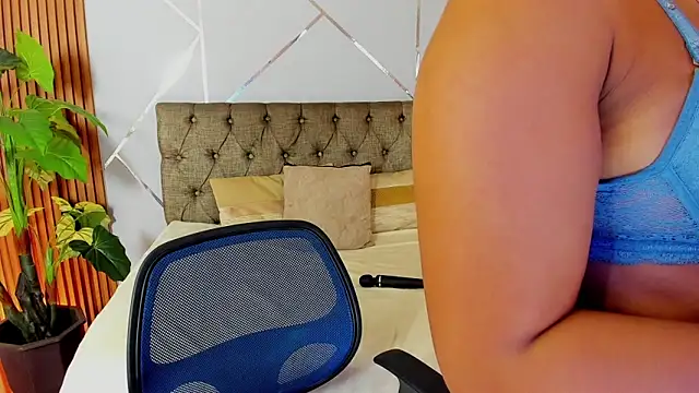 charlottee white online show from January 2026 09:18:02 PM