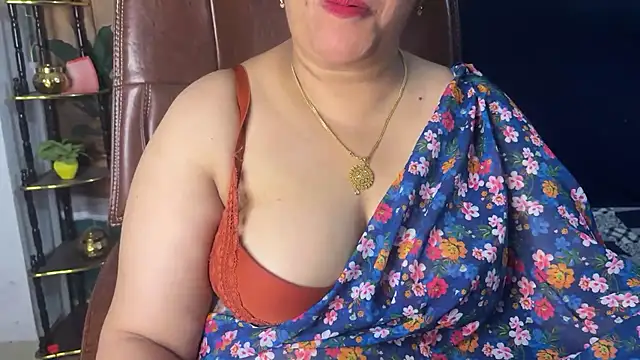 FlatVincy4 online show from April 2026 04:55:01 PM