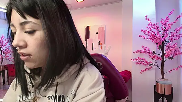 Leia queens online show from September 2025 12:07:02 PM