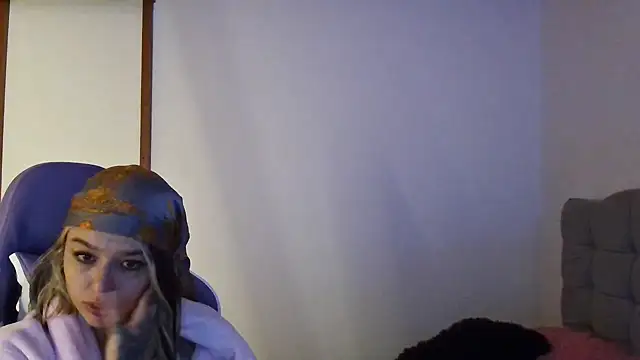 Snapshot of BlueStoneX chatting on October 2025 06:44:01 AM BlueStoneX online show from October 2025 06:44:01 AM