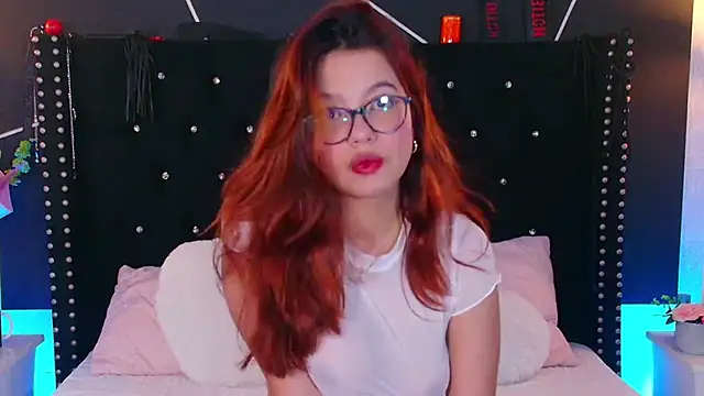 Snapshot of EmiF26 chatting on February 2025 08:03:02 PM EmiF26 online show from February 2025 08:03:02 PM