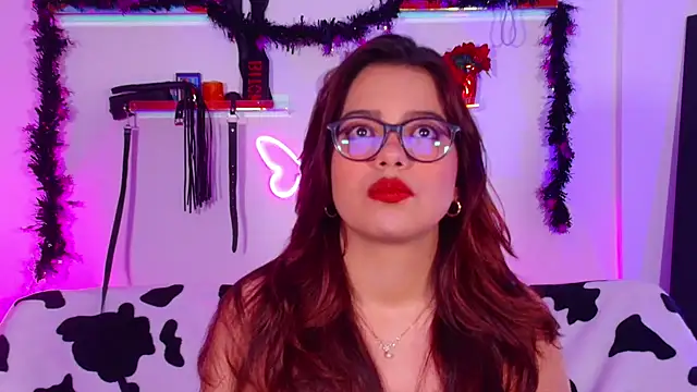 Snapshot of EmiF26 chatting on October 2025 01:28:01 AM EmiF26 online show from October 2025 01:28:01 AM