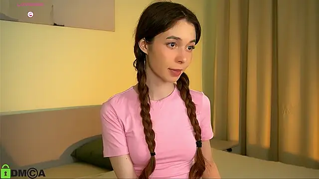 Snapshot of LittleOriana chatting on January 2025 06:43:02 PM LittleOriana online show from January 2025 06:43:02 PM