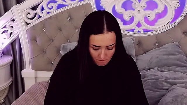 KimKhallifa online show from January 2025 12:33:02 PM