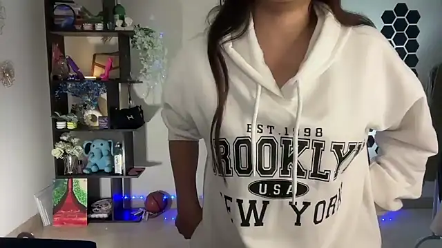 Snapshot of roseofvenom chatting on November 2025 06:19:02 PM roseofvenom online show from November 2025 06:19:02 PM