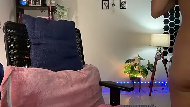 Snapshot of roseofvenom chatting on December 2025 08:38:01 PM roseofvenom online show from December 2025 08:38:01 PM