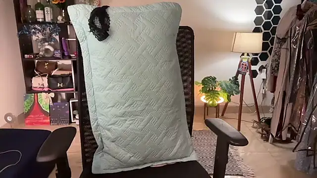 Snapshot of roseofvenom chatting on February 2026 07:39:02 PM roseofvenom online show from February 2026 07:39:02 PM