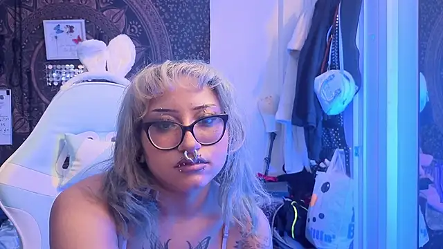 Snapshot of deluxxxeblu chatting on January 2026 03:32:01 AM deluxxxeblu online show from January 2026 03:32:01 AM
