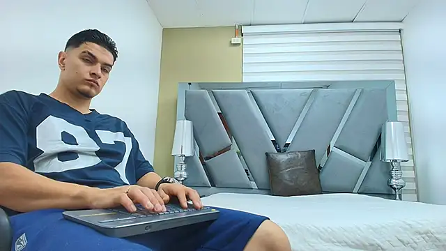 DAVID VICTORIAA online show from May 2026 01:05:01 PM