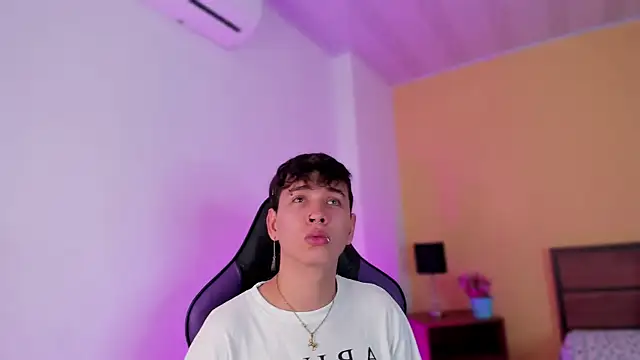 Snapshot of Brian-Ausslos chatting on December 2024 04:38:01 AM Brian-Ausslos online show from December 2024 04:38:01 AM