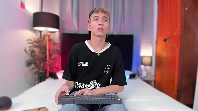 Snapshot of Brian-Ausslos chatting on January 2025 04:06:01 AM Brian-Ausslos online show from January 2025 04:06:01 AM