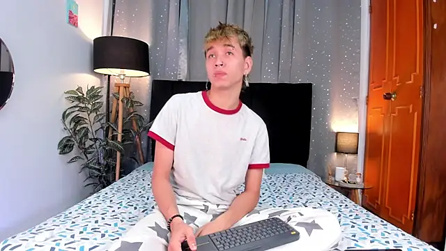 Snapshot of Brian-Ausslos chatting on February 2025 04:27:01 AM Brian-Ausslos online show from February 2025 04:27:01 AM