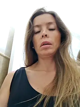 Snapshot of karina_warthon chatting on October 2025 05:26:02 PM karina warthon online show from October 2025 05:26:02 PM