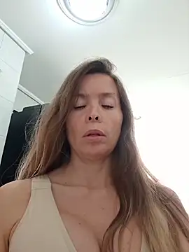 Snapshot of karina_warthon chatting on May 2026 05:32:01 PM karina warthon online show from May 2026 05:32:01 PM