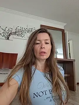 Snapshot of karina_warthon chatting on May 2026 05:40:02 PM karina warthon online show from May 2026 05:40:02 PM