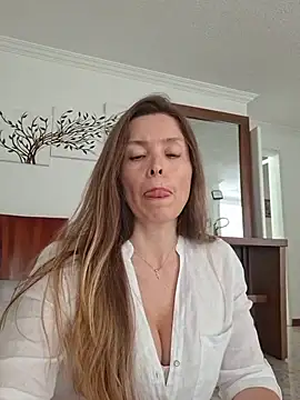 Snapshot of karina_warthon chatting on May 2026 05:31:02 PM karina warthon online show from May 2026 05:31:02 PM
