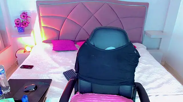 Carolaine01 online show from October 2025 05:46:02 PM