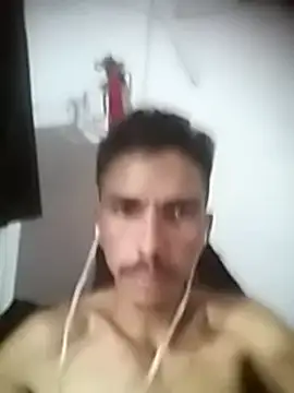 Snapshot of MagrinhoSaradoo chatting on February 2025 03:32:02 PM MagrinhoSaradoo online show from February 2025 03:32:02 PM