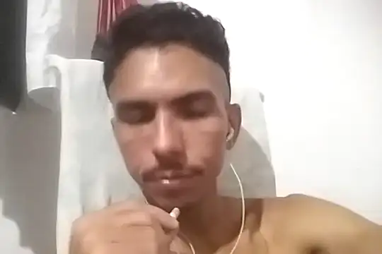 Snapshot of MagrinhoSaradoo chatting on March 2025 05:39:02 PM MagrinhoSaradoo online show from March 2025 05:39:02 PM