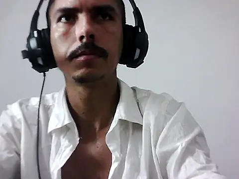 Snapshot of MagrinhoSaradoo chatting on November 2025 11:07:02 PM MagrinhoSaradoo online show from November 2025 11:07:02 PM