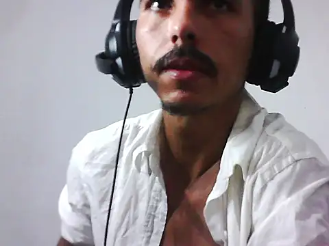 Snapshot of MagrinhoSaradoo chatting on November 2025 11:43:01 AM MagrinhoSaradoo online show from November 2025 11:43:01 AM