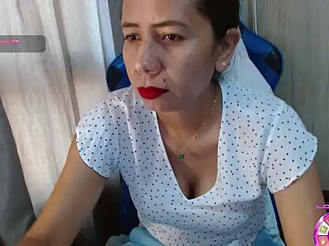 Danielagomez33 online show from May 2026 01:28:01 PM