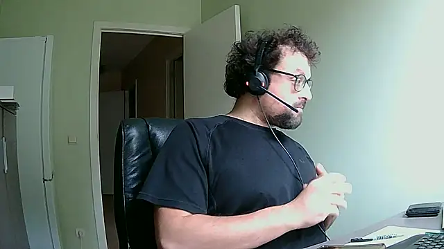 Snapshot of littlehairyman chatting on October 2025 08:11:02 AM littlehairyman online show from October 2025 08:11:02 AM