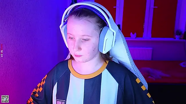 mon lola online show from November 2025 03:01:01 PM