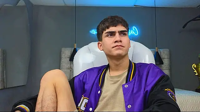 Tommy18   online show from March 2025 06:37:02 AM