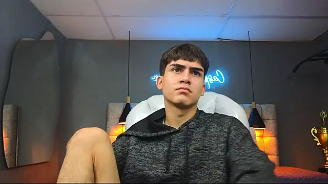 Tommy18   online show from March 2025 05:18:02 AM