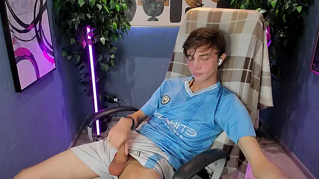 Snapshot of John_Weasley chatting on September 2025 08:19:01 PM John Weasley online show from September 2025 08:19:01 PM