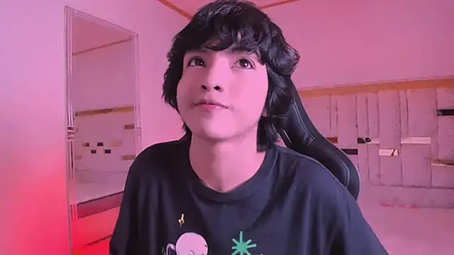 Snapshot of AllanYong18 chatting on March 2025 10:24:01 AM AllanYong18 online show from March 2025 10:24:01 AM