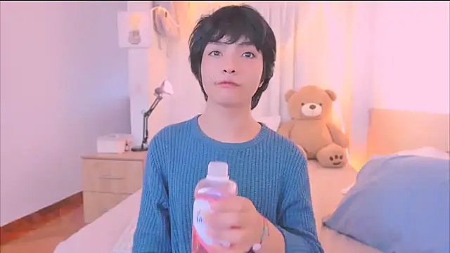 AllanYong18 online show from December 2025 12:11:02 PM