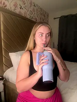 Snapshot of lucyRose_xoxox chatting on September 2025 06:13:01 PM lucyRose xoxox online show from September 2025 06:13:01 PM