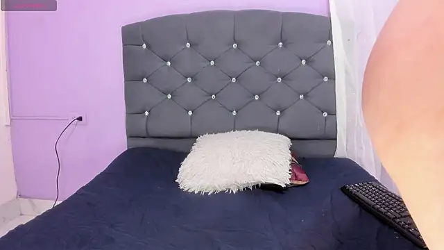 naomii 0 online show from October 2025 01:19:01 PM