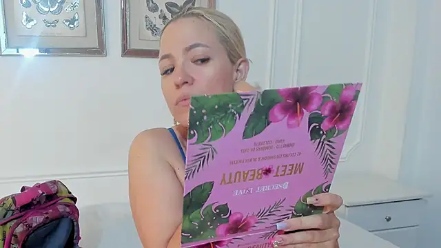 Snapshot of Cristal_Bons chatting on February 2025 08:18:01 PM Cristal Bons online show from February 2025 08:18:01 PM