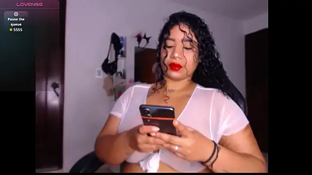 Snapshot of leslycarsson chatting on December 2025 05:03:02 AM leslycarsson online show from December 2025 05:03:02 AM