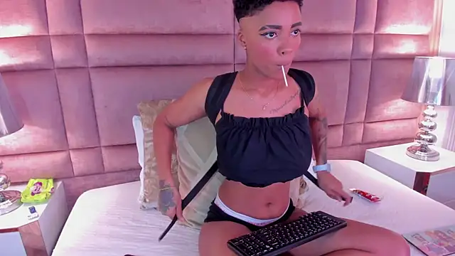 Snapshot of LuciaWallace chatting on March 2025 11:37:02 PM LuciaWallace online show from March 2025 11:37:02 PM