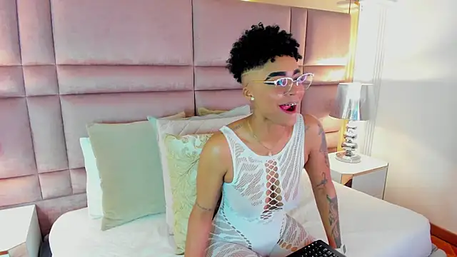 Snapshot of LuciaWallace chatting on September 2025 03:33:02 AM LuciaWallace online show from September 2025 03:33:02 AM