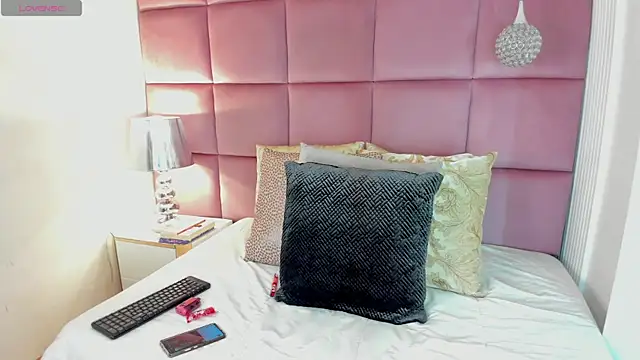 Snapshot of LuciaWallace chatting on October 2025 12:33:01 AM LuciaWallace online show from October 2025 12:33:01 AM