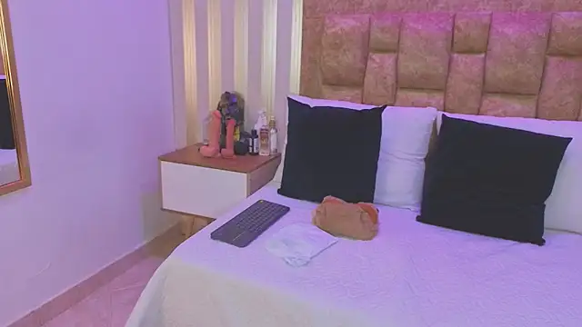 avis lara online show from March 2026 07:20:02 PM