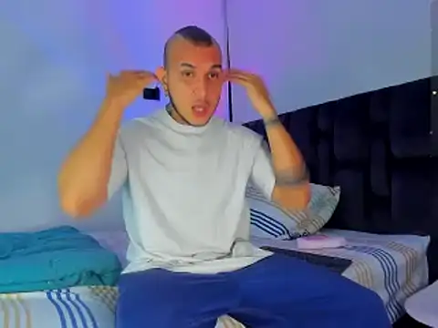 Snapshot of austinoficial chatting on February 2026 03:55:02 AM austinoficial online show from February 2026 03:55:02 AM