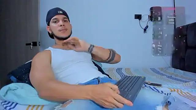 Snapshot of austinoficial chatting on March 2026 02:04:02 AM austinoficial online show from March 2026 02:04:02 AM